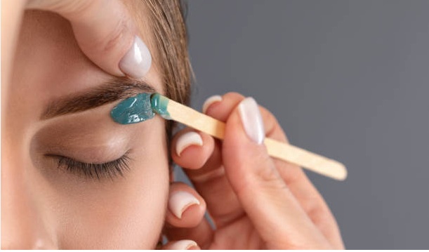 Eyebrow waxing being done in a salon in Osaka
